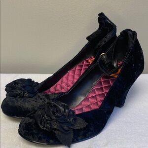Rocket Dog Black Velvet Heels with Ruffle Accent – Size 8.5